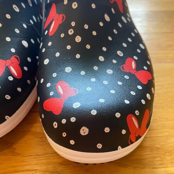 Crocs Minnie Mouse Neria Clogs - Picture 8 of 14